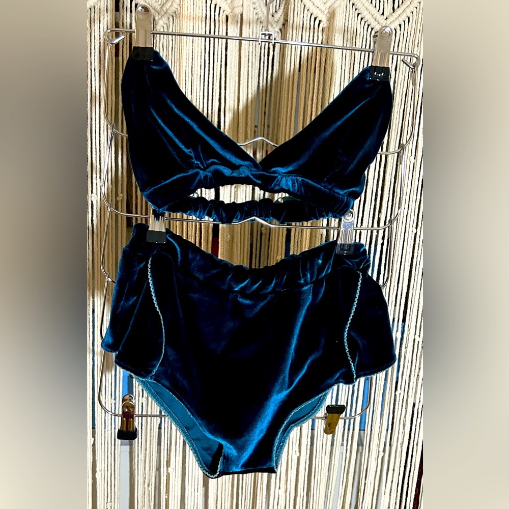 Velvet lingerie set